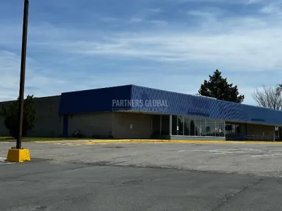 850 St. Peter Avenue, Bathurst, NB - front photo of the building for sale, blue commercial grocery store